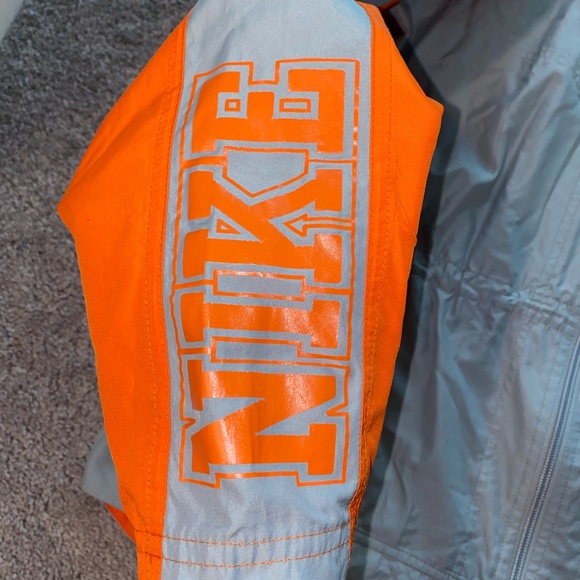 Nike windbreaker 
Grey and orange 
Size medium - Picture 3 of 4